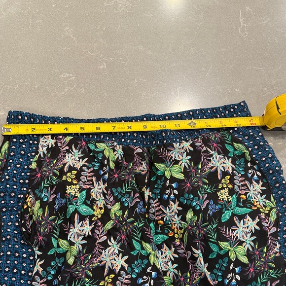 Anthropologie Floral Cropped Pants with Blue Accents - Picture 4 of 7